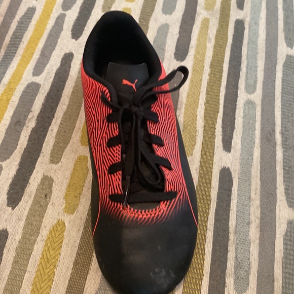 Youth puma soccer cleats. Red and black size 2 - Picture 4 of 4